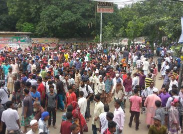 Rickshaw-pullers block road protesting rickshaw ban on 3 major streets in Dhaka